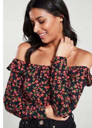 Блузка с открытыми плечами цветы принт