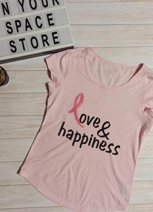 Розовая пудровая футболка с черной надписью1 фото