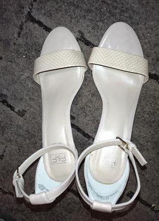 Новые босоножки бежевые