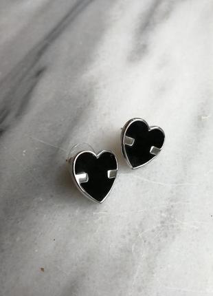 Сережки пусети серце сердечка чорні з вставками сріблястого кольору1 фото