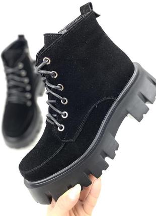 Черные классические ботинки на массивной подошве со шнуровкой3 фото