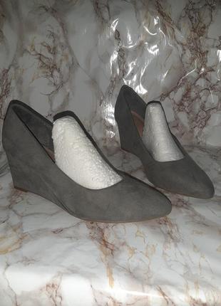 Серые туфли лодочки на высокой танкетке