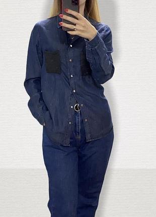 Джинсовая рубашка с кожаными карманами