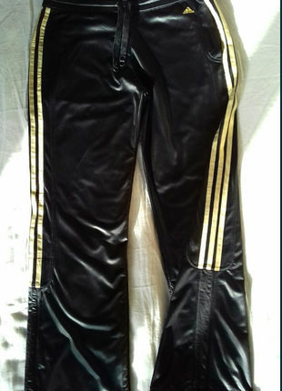 Свободные спортивные штаны adidas