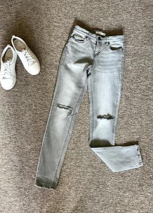 Серые джинсы скини с прорезями на коленях и высокой посадкой calliope, джинсы с завышенной талией1 фото