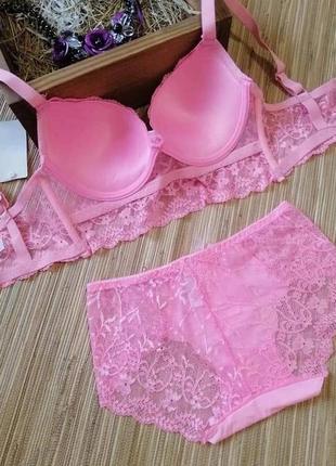 Розовый кружевной комплект нижнего белья.