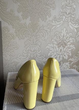 Желтые кожаные лакированные туфли лодочки на каблуке.6 фото