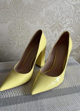 Желтые кожаные лакированные туфли лодочки на каблуке.1 фото