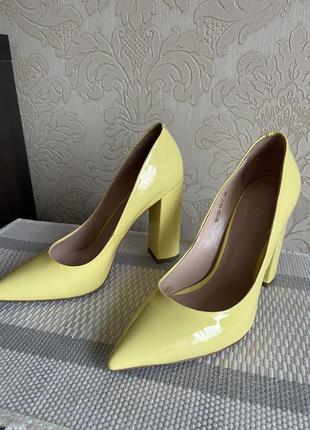 Жовті шкіряні лаковані туфлі човники на підборах.8 фото