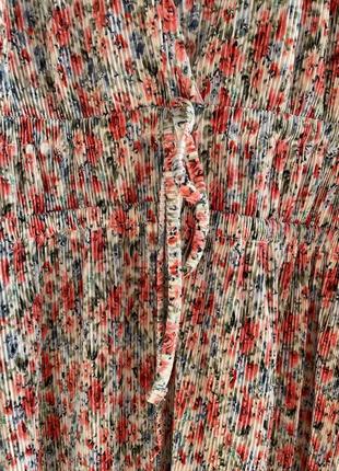 Плиссированное короткое платье в цветочный принт5 фото