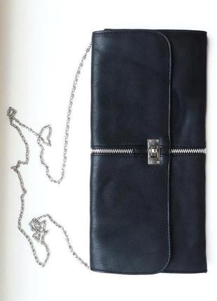Чорна сумка (клатч) з натуральної м'якої шкіри з довгою ручкою