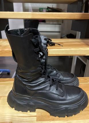 Чорні шкіряні черевики - берці від zara