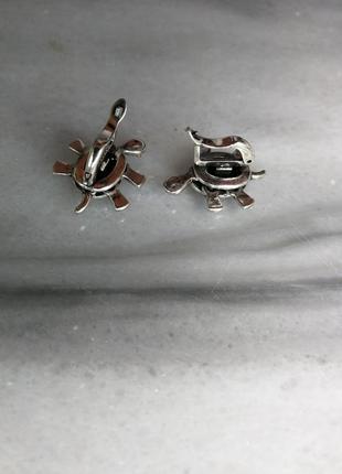 Милі маленькі сережки черепашки черепаха сріблястого кольору з чорними і білими стразами3 фото