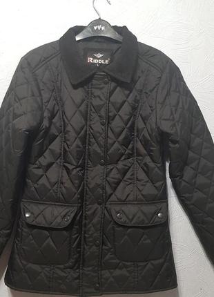 Демисезонная стеганая черная куртка размер l