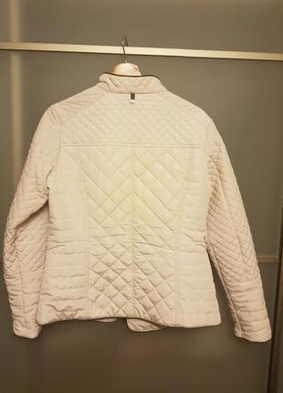 Курточка ostin по фигуре молочного цвета