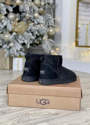 Ugg classic mini ii boot зимние угги черного цвета с натуральным мехом2 фото