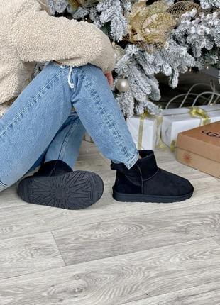 Ugg classic mini ii boot зимние угги черного цвета с натуральным мехом5 фото