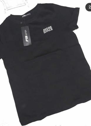 Жіночі футболки в чорному кольорі1 фото