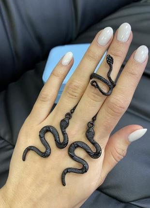 Набор серьги и кольцо змея чёрная1 фото
