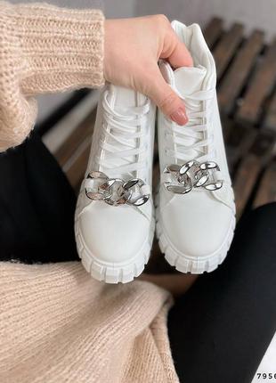 Женские белые утепленные кроссовки на флисе с серебристой цепью на молнии зима білі круті кросівки на флісі2 фото