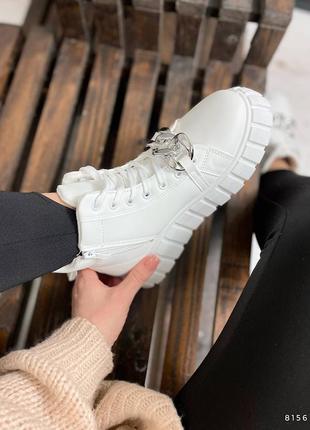 Женские белые утепленные кроссовки на флисе с серебристой цепью на молнии зима білі круті кросівки на флісі4 фото