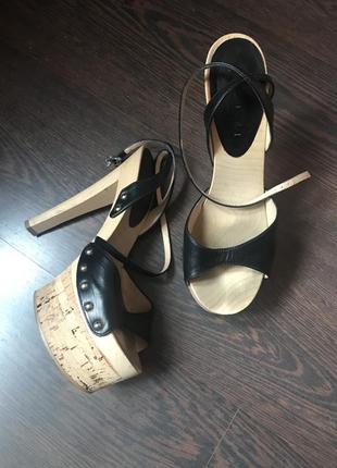 Черные кожаные босоножки на пробке vicini