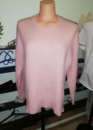 Светр ніжного відтінку