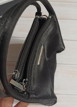 Маленькая черная сумка с короткими ручками3 фото