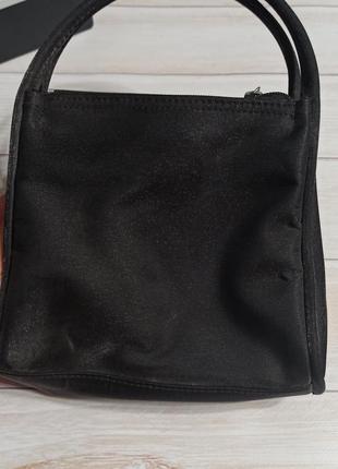 Маленькая черная сумка с короткими ручками4 фото
