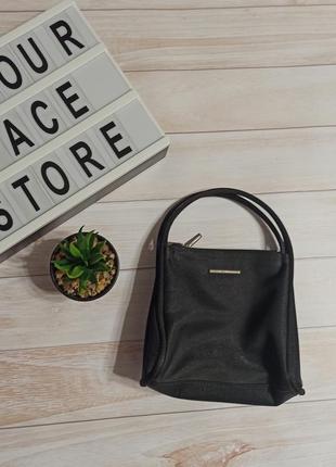 Маленькая черная сумка с короткими ручками