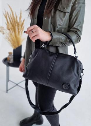 Женская сумка черная с коротими ручками с ремешком через плечо кожаная4 фото