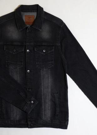 Джинсова куртка в темно-сірому кольорі з відкладним коміром