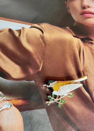 Красивая брошь птичка