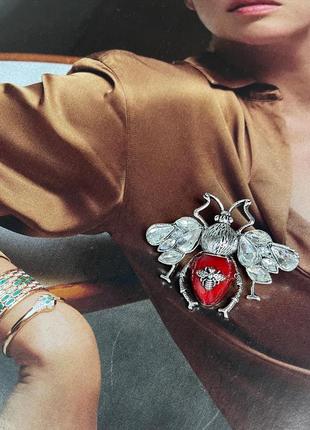 Роскошная брошь пчела с кристаллами серебристо-красная