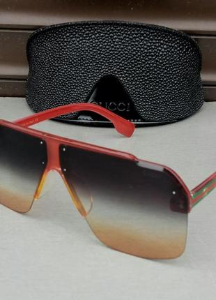 Gucci стильные солнцезащитные очки маска унисекс серо бежевый градиент в красной оправе