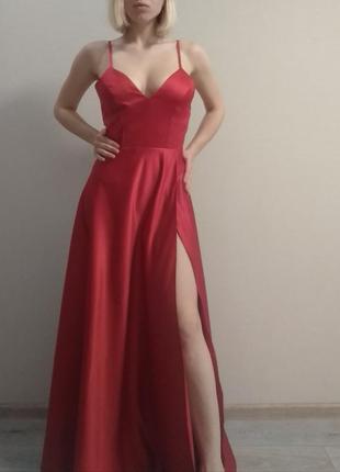 Яркое красное атласное платье в пол
