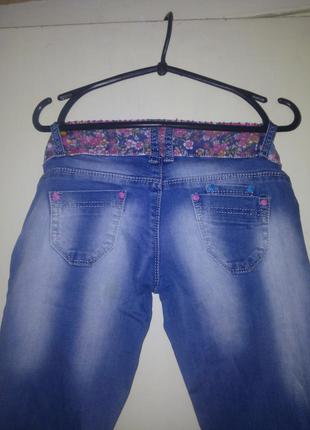 Яркие джинсы с цветочным принтом3 фото