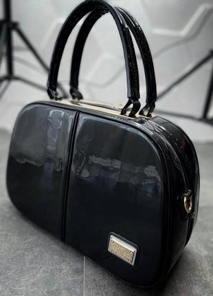 Чорна лакова сумка