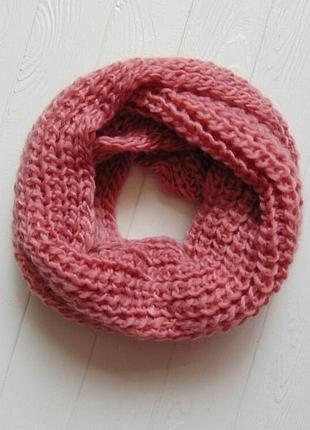 Яркий вязаный хомут для девушки