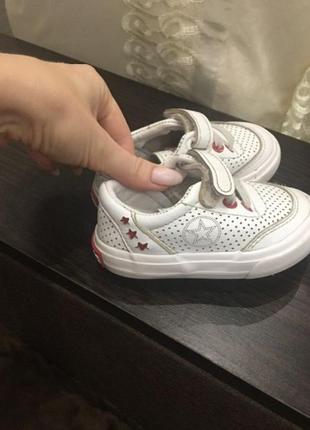 Крутые белые кеды для модника