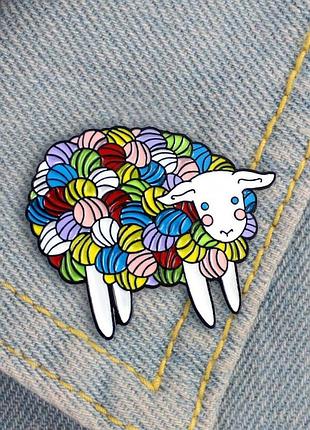 Брошь с эмалью овечка