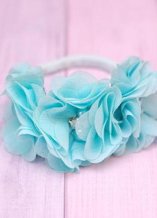 Нежная повязка с шифоновыми цветами в бирюзовом цвете