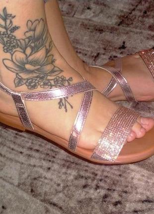 Блестящие розовые босоножки со стразами