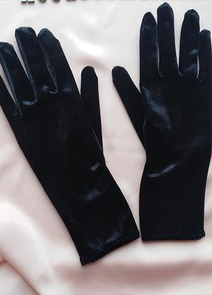 Короткі чорні оксамитові рукавички