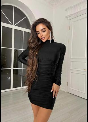 Шикарное платье с акцентом на груди