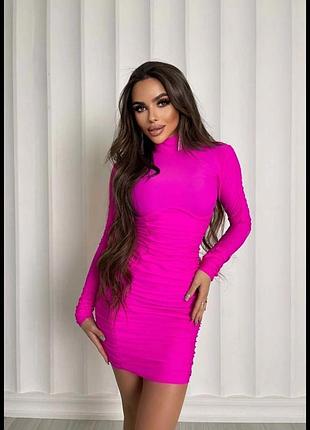 Красивое платье с акцентом на груди