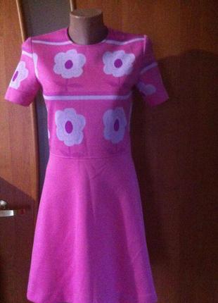 Розовое платье в цветы под кеды, слипоны, балетки