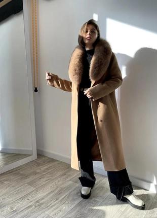 Элегантное кашемировое женское зимнее пальто с меховым воротником7 фото