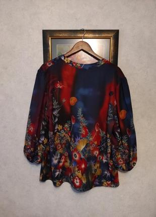 Эффктная блуза с ярким цветочным принтом3 фото