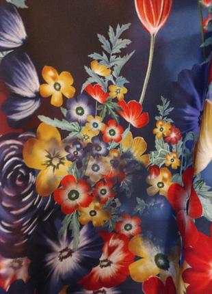 Эффктная блуза с ярким цветочным принтом5 фото